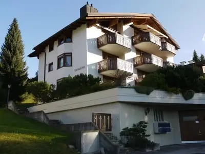 Außenansicht des Hauses-Ferienwohnung im obersten Stockwerk mit Doppelbalkon-