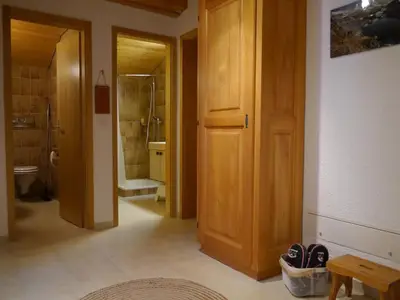 Blick vom Flur, Richtung Duschbad und WC