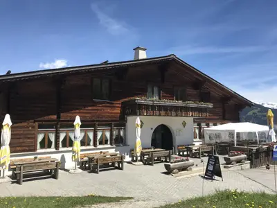 Die Wohnung befindet sich direkt über dem Restaurant