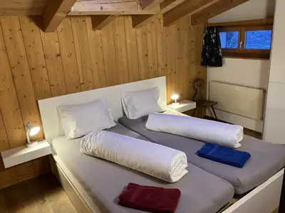 Schlafzimmer mit Doppelbett und Dachfenster