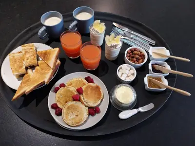 Hausgemachtes Frühstück mit regionalen Produkten
