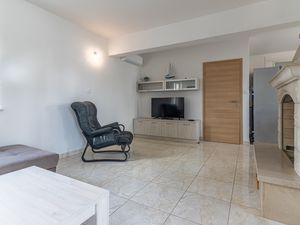 23932281-Ferienwohnung-8-Sutivan-300x225-4