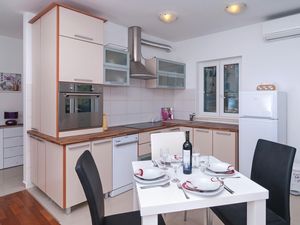 23708967-Ferienwohnung-6-Sutivan-300x225-1