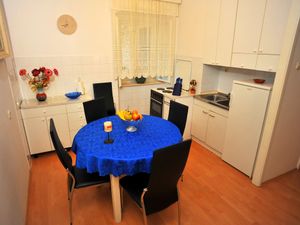 23837879-Ferienwohnung-6-Sutivan-300x225-5