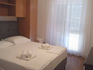 19126844-Ferienwohnung-8-Sućuraj-300x225-4