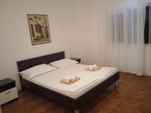 19126844-Ferienwohnung-8-Sućuraj-300x225-5