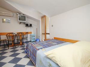 23927416-Ferienwohnung-4-Sućuraj-300x225-1