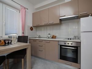 23931135-Ferienwohnung-3-Sućuraj-300x225-3