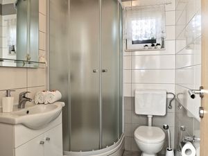 23931135-Ferienwohnung-3-Sućuraj-300x225-5