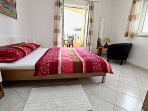 23931134-Ferienwohnung-3-Sućuraj-300x225-4