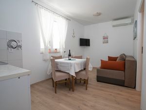 23955008-Ferienwohnung-4-Sveti Filip I Jakov-300x225-1