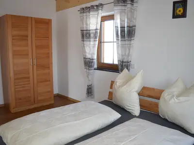 Geräumiges Schlafzimmer mit einem Doppelbett 1,80 m