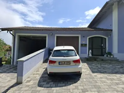 große Garage und Stellplatz