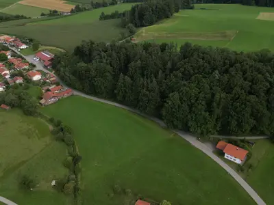 Burg2 mit Anwesen und Tachinger See