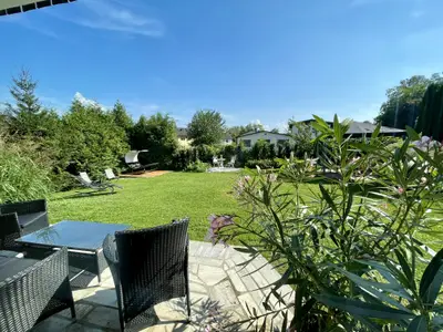 Blick vom Wohnzimmer in den Garten