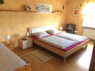 Schlafzimmer mit Doppelbett und Einzelbett