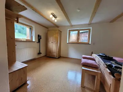 Ankleide mit Garderobe im Schlafzimmer