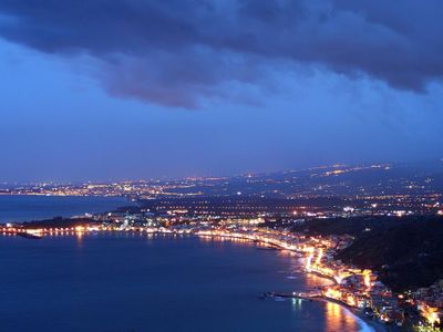 Meerblick bei Nacht von der Terrasse Richtung Catania