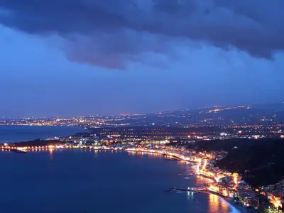 Meerblick bei Nacht von der Terrasse Richtung Catania