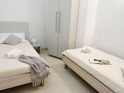 Das Schlafzimmer mit zwei Einzelbetten und Kleiderschrank