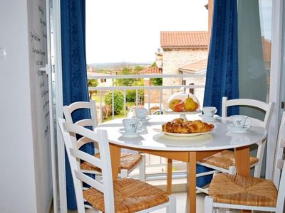 Der Essbereich mit Tisch, Stühlen und Blick auf den Garten und den Pool