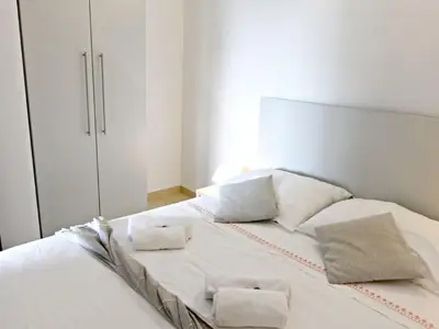 Das Schlafzimmer mit Doppelbett und Kleiderschrank