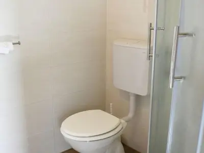 Das Badezimmer mit Dusche und WC