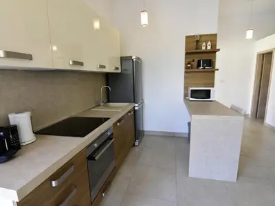 Die Küche ist ausgestattet mit Mikrowelle, Kaffeemaschine, Wasserkocher, Toaster, Backofen
