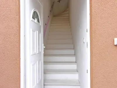 Der Eingang mit der Treppe, die zur Wohnung im ersten Stock führt
