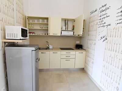 Die Küche ausgestattet mit Kühlschrank, Mikrowelle, Kaffeemaschine