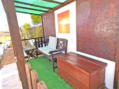 Balkon mit Blick auf den Garten und auf den Ozean