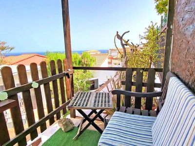 Balkon mit Blick auf den Garten und auf den Ozean