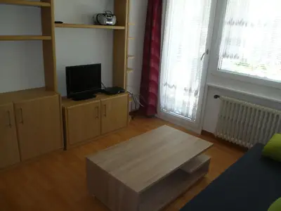 Wohnzimmer mit Türe zum Balkon