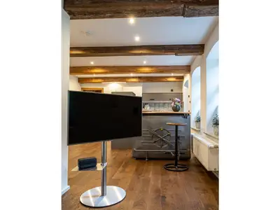 Blick vom Sofa mit drehbaren TV