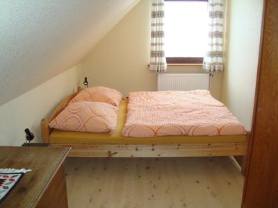 Schlafzimmer mit Doppelbett und Wandschrank