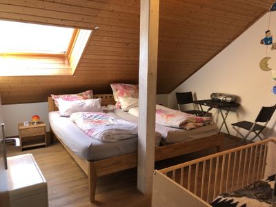 Doppelzimmer mit Kinderbett