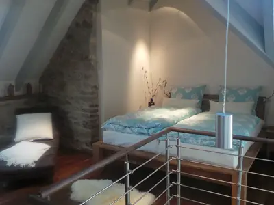 Bett mit alter Sandsteinmauer