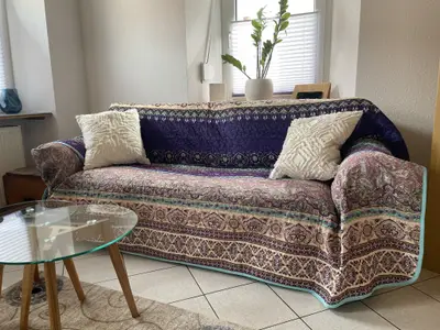 Couch mit Hundedecke