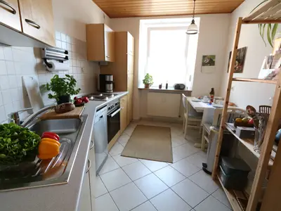 Küche mit Spülmaschine