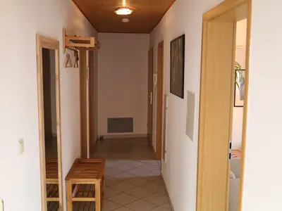 Heller Flur mit Garderobe