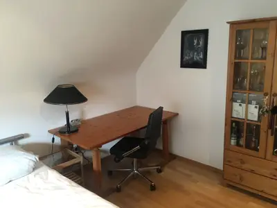 Großer Schreibtisch im Einzelzimmer