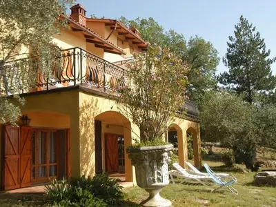 Ferienwohnung Macine2+1 im Erdgeschoss dieser Villa. Eingang-Terrasse Blick