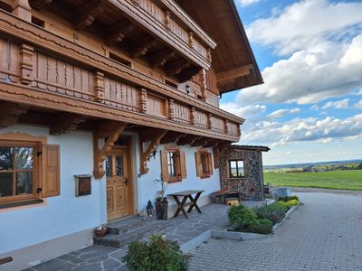 Blick von Terasse Bauernhaus im Frühling