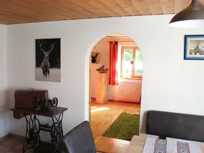 Wohnzimmer mit Durchgang