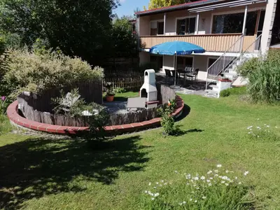 Garten mit Blick auf die Terrasse