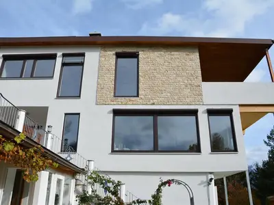 Haus im Sommer seitlich