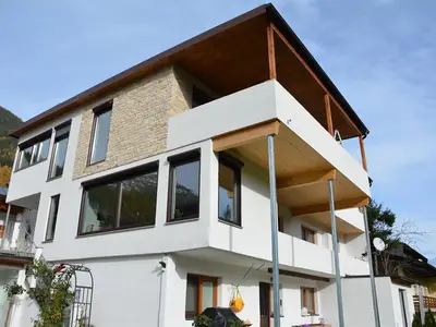 Haus im Sommer von vorne