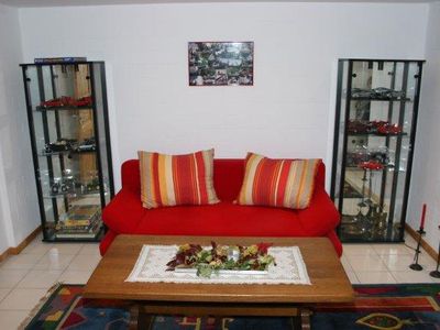 Wohnraum 2 ausgestattet mit Sofa, Tisch und Teppich