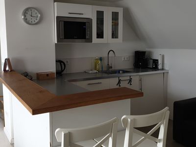 Offener Küchenbereich mit Holztheke und moderner Ausstattung.