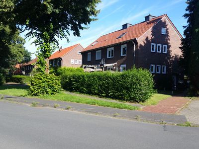 Außenansicht des Doppelhauses mit der Ferienwohnung am EmsRadweg